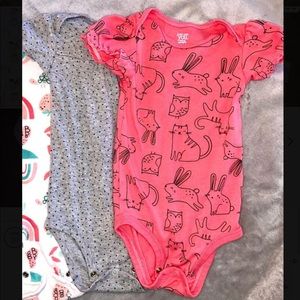 2 Carter’s 18m Onesie bundle